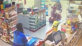 超商,電動代步車,撞,飲料櫃（圖／翻攝畫面）