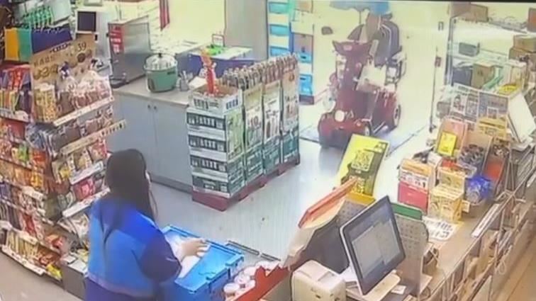 阿伯騎代步車闖超商　飲料箱被撞翻畫面曝