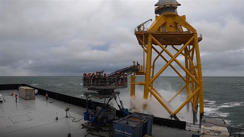 一天爬7座風機塔！台電人化身「海軍」