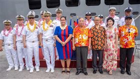 總統特使暨外交部政務次長田中光代表我國政府與馬國外貿部長柯布雅（Kitlang Kabua）共同歡迎我國海軍敦睦遠航訓練支隊到訪。（圖／外交部提供）