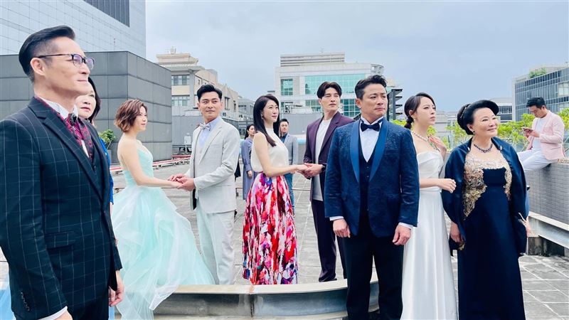 一家團圓殺青倒數　陳冠霖公開大陣仗合照