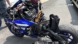 疑闖紅燈撞左轉車　重機解體騎士重傷亡！
