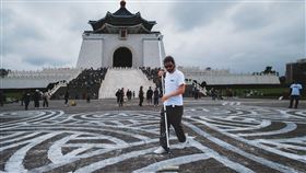 法國藝術家Jordane Saget於中正紀念堂進行限時現地創作。（圖／PPAPER提供）