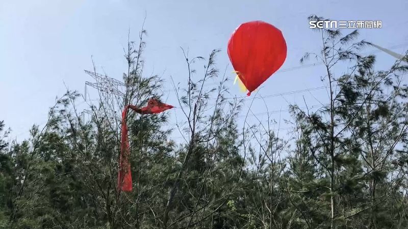 獨／麥寮拾獲空飄紅氣球　掛簡體字布條