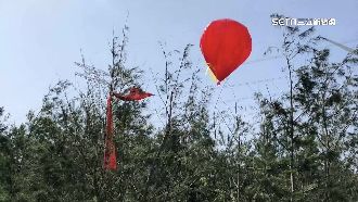 獨／麥寮拾獲空飄紅氣球　掛簡體字布條