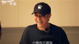 羅志祥開玩笑要切肉做三明治招待陳楚河的浪浪享用。（圖／翻攝《TOP DOG回家》YouTube）