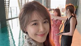 「最美雙胞胎」佩佩大讚泰國房產公設豐富，身後就是沁涼的泳池。（圖／佩佩提供）