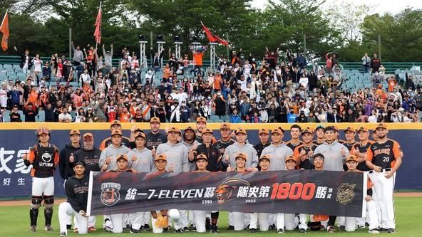 勝騎士「開箱」絕好調　獅隊史1800勝達陣