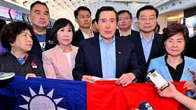 馬英九自歐返台  呼籲各方敦促兩岸進行避戰對話前總統馬英九（前排右2）結束「德爾菲經濟論壇」行程30日搭機返台，他呼籲各方敦促兩岸進行避戰對話以謀和平，也要求民進黨政府確實遵照中華民國憲法跟兩岸人民關係條例推動兩岸關係。中央社記者吳睿騏桃園機場攝  112年4月30日