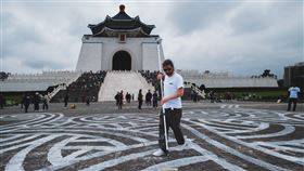 ▲保鮮度只有五小時！
大型城市藝術展 吸引大批民眾圍觀拍照
法國巴黎藝術家Jordane Saget  
圓滿完成中正紀念堂現地創作
（圖／© elephant.co / courtesy of PPAPER）
