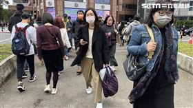 口罩禁令來到第三天，大部分台北市信義區民眾逛街仍是戴著口罩。（圖／記者李依璇攝影）