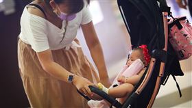 5月新生兒9442人  創今年最低內政部10日公布5月人口統計資料，其中新生兒僅9442人，除了是今年為止最低數字，也是2度跌破萬人。圖為新北市板橋區街頭一名家長細心照顧嬰兒車裡的幼兒。中央社記者王騰毅攝  111年6月10日