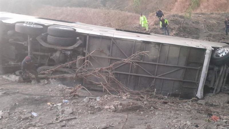 遊覽車翻覆釀18死 高速公路墜15公尺峽谷