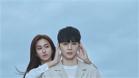 薔薔（左）跨刀參加古曜威的MV拍攝。（圖／單純夢想提供）