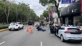 光復路,轎車,車門（圖／翻攝自臉書〈新竹爆料公社〉）