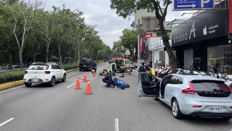 駕駛停路邊車門一關…2台摩托車被擊落