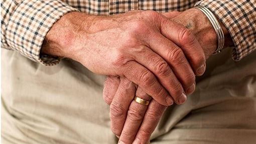 色阿公猥褻7歲孫女！「手伸內褲」下場曝