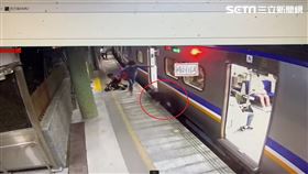 娃娃車,旅客,台鐵,月台間隙（圖／翻攝畫面）