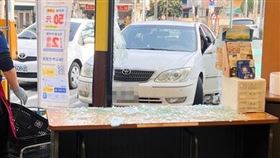 全聯,車子,撞,玻璃（圖／翻攝自臉書《我是新屋人》、翻攝畫面）