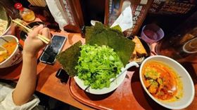 老闆豪邁地將原PO的沾麵「加爆」香菜。（圖／翻攝自Dcard）