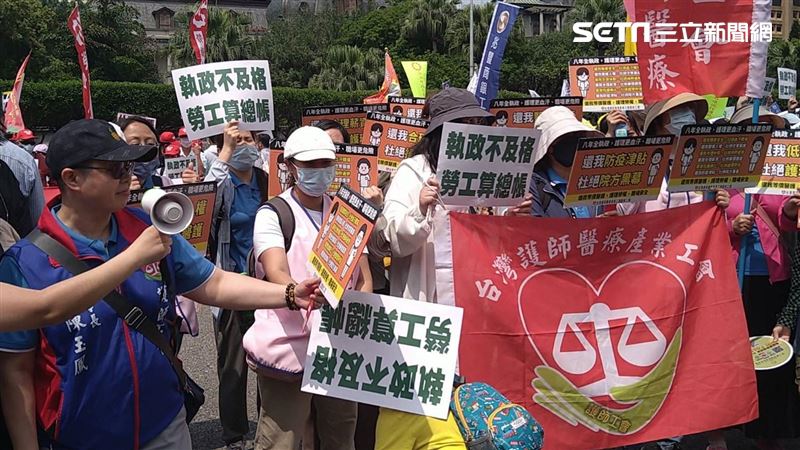 新冠3跳票　五一勞動節百名醫護凱道怒吼