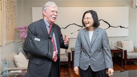 蔡總統見波頓（1）總統蔡英文（右）1日在寓所接見美國前白宮國安顧問波頓（John Bolton）。（總統府提供）中央社記者葉素萍傳真  112年5月1日