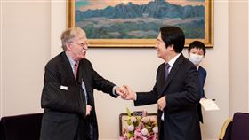 賴清德見波頓（1）副總統賴清德（右）1日在總統府接見美國前白宮國安顧問波頓（左），感謝他長期以來致力增進台美關係。（總統府提供）中央社記者葉素萍傳真  112年5月1日
