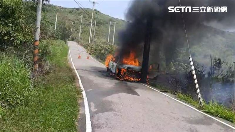 「心型公路」火燒車　車自撞電桿駕駛昏迷