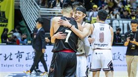 林書緯賽後擁抱哥哥林書豪。（圖／PLG聯盟提辜）