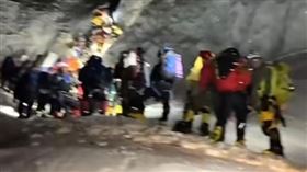 中國人擠爆聖母峰（圖／翻攝自微博）