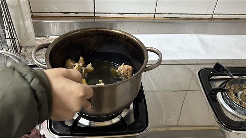 男雞湯煮一半去睡午覺！差點把廚房煮焦了
