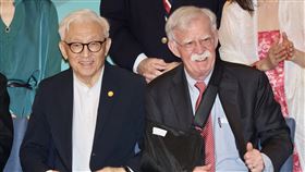 FAPA 40週年慶祝晚會 波頓曹興誠出席台灣人公共事務會（FAPA）40週年慶祝晚會1日在台北舉行，美國前白宮國安顧問波頓（John Bolton）（右）、聯電前董事長曹興誠（左）出席慶祝晚會。中央社記者張皓安攝 112年5月1日