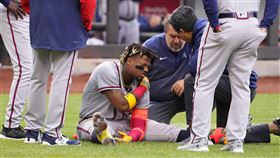 ▲亞古納（Ronald Acuna Jr.）左肩挨觸身球退場。（圖／美聯社／達志影像）