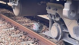 台鐵,鋼瓶,鐵軌,撞擊（圖／翻攝畫面）