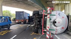 彰化化學槽車翻覆橫路中　剩1線通行（圖／翻攝畫面）