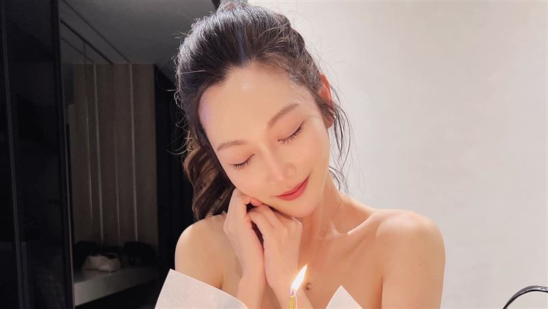 曾莞婷41歲生日倒數　激裸香肩鎖骨當公主