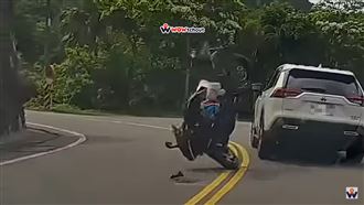 重機女過彎撞車空中翻180度！11萬人朝聖