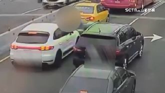 鄰車不禮讓！駕駛孩面前亮刀破窗遭警帶回