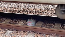 台鐵,鋼瓶,鐵軌,撞擊（圖／翻攝畫面）