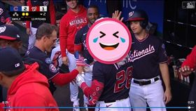 ▲國民湯瑪斯（Lane Thomas）擊出本季首轟，隊友幫他戴上假髮慶祝。（圖／翻攝自MLB官網）