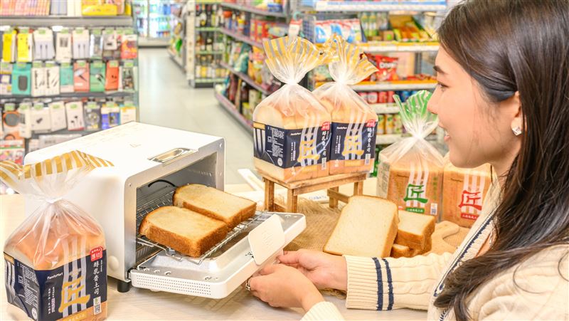 全家推2.8公分厚土司　7-11激戰酸民味覺