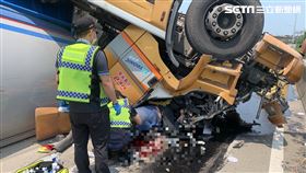 新／西濱槽車翻覆橋下　四輪朝天駕駛受困