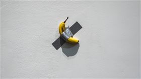 傻眼！男大生參展肚子餓「一口吃掉370萬藝術品」。美聯社