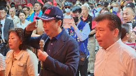 郭台銘與民眾座談唱國歌