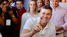 ▲潘尼亞以45%選票領先巴拉圭總統選舉，自行宣布當選。（圖／翻攝自Santiago Pena臉書）


