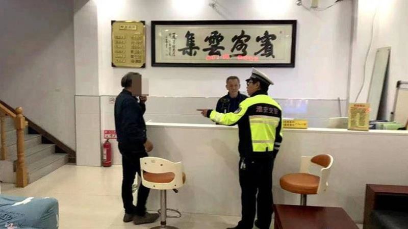 上廁所客運竟開走！男狂追2公里結果超冏