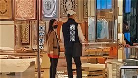 ▲3月31日12：00約逛精品店，吳志剛與全身名牌的舊愛張姓櫃姐，在精品旗艦店內逛了1個多小時。