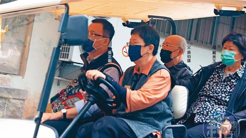 吳志剛陪老爸吳伯雄掃墓　問政平花邊沒停