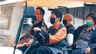 吳志剛陪老爸吳伯雄掃墓　問政平花邊沒停