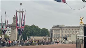 迎接女王倫敦移靈  民眾提前排隊等候英國女王伊麗莎白二世8日在蘇格蘭辭世，13日晚間移靈倫敦，14日將自白金漢宮移靈至國會大廈西敏廳並接受民眾瞻仰逾4天。13日下午，白金漢宮周邊開始有民眾排隊，準備迎接女王靈柩。中央社記者陳韻聿倫敦攝  111年9月13日